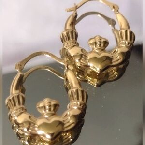 14K Claddagh 👑 Heart Clasped by 2 Hands Symbolizes Love..Loyalty.. Friendship🎁